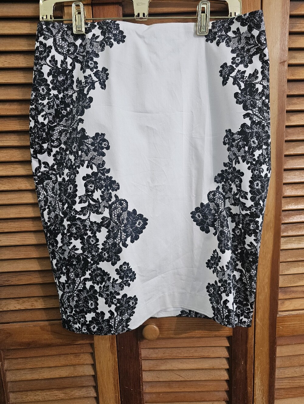 New York & Company White with Black Floral Lace Pencil Skirt | Size 8